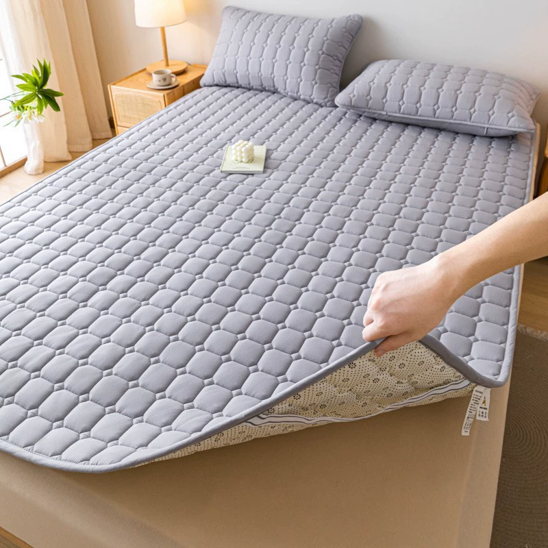 Quilted mattress, breathable non-slip thin protective bedspread
