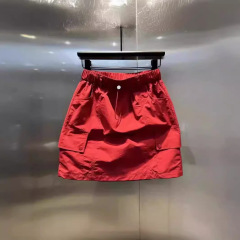 夏の薄いタイプの光を防ぐA字の半身は尻のスカートの多いポケットを包んで縄を引きます。