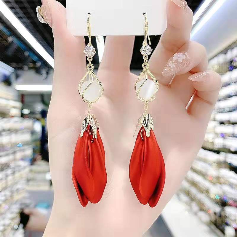 Pendientes largos de pétalos rojos, ganchos para orejas con flecos de ópalo en espiral, pendientes de plumas de estilo étnico retro, pendientes nuevos