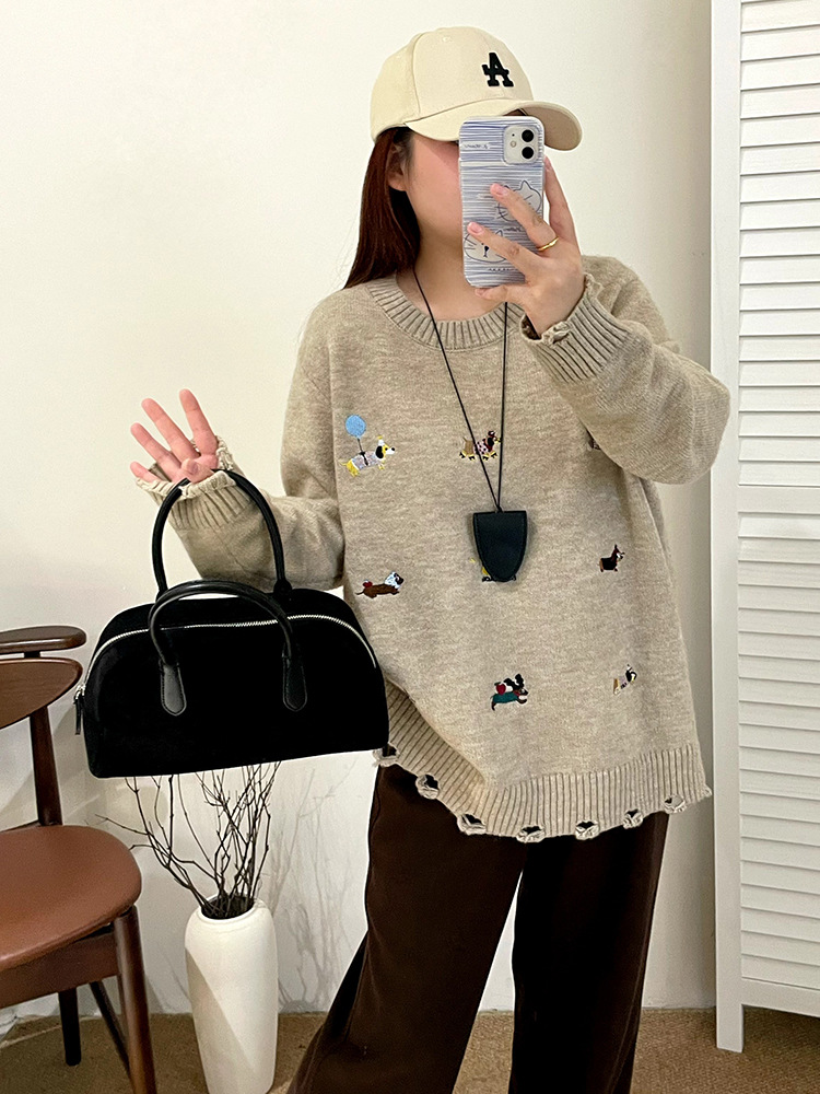Large-sized embroidered puppy sweater for women, loose and laid-back knitted sweater for winter 2025, casual top for chubby girls 23258