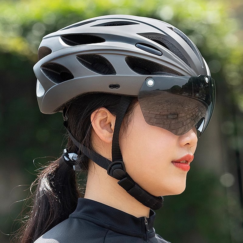 Bicycle Helmets for Men, Mountain Bikes, Road Bikes, Youth Roller Skating Bicycles, Breathable Helmets, Women's Cycling Equipment