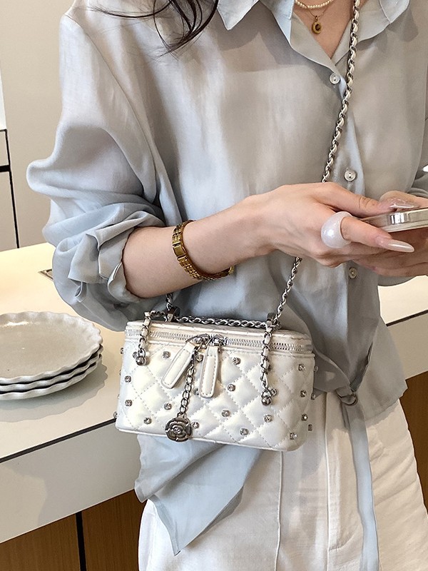 Bolso de moda con diamantes para mujeres 2026 nuevo bolso de cadena de diamantes de estilo extranjero, bolso de lujo ligero de alto nivel de hombro.