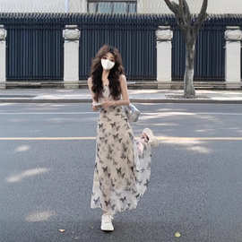 清冷系水墨蝴蝶连衣裙女夏季2025新款褶皱收腰显瘦碎花吊带长裙女