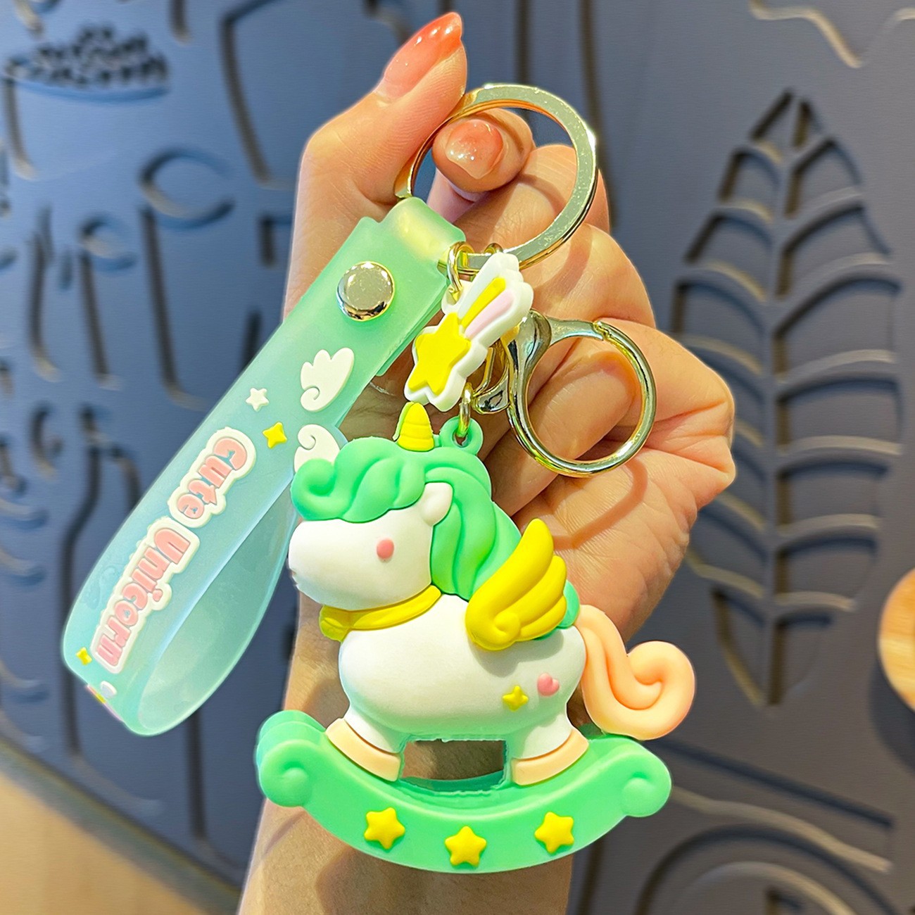 Muñeca de goma goteando bolsas escolares colgantes colgantes de muñecas colgantes de la máquina del mercado nocturno regalos al por mayor llaveros de dibujos animados