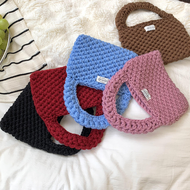 Bolsa de mano de damas de otoño y invierno 2025 nuevo estilo simple ganchillo a mano lana tejido bolsas de hombro al por mayor