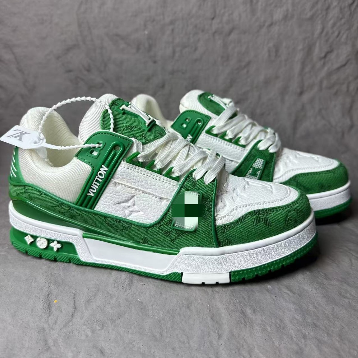 Spot comercio exterior transfronterizo burro entrenador blanco cemento vaqueros azul moda deportiva casual pareja hombre y mujer skate