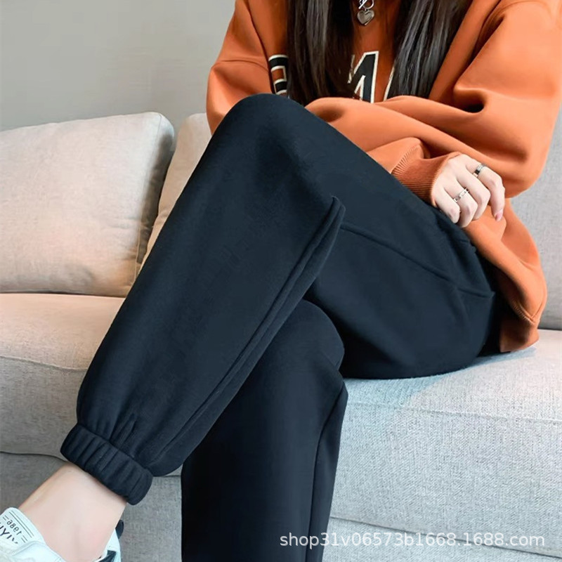 단색 레깅스가 달린 얇은 검정색 바지