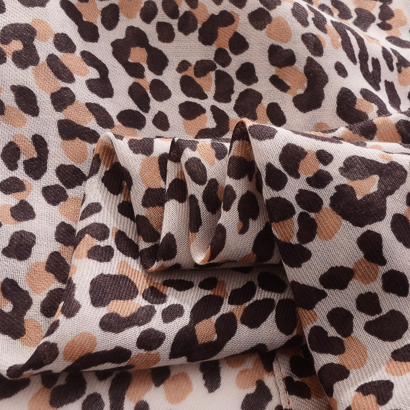 Moda europea y americana todo a juego caqui estampado de leopardo algodón y lino sensación bufanda larga borla hecha a mano de las mujeres bufanda chal