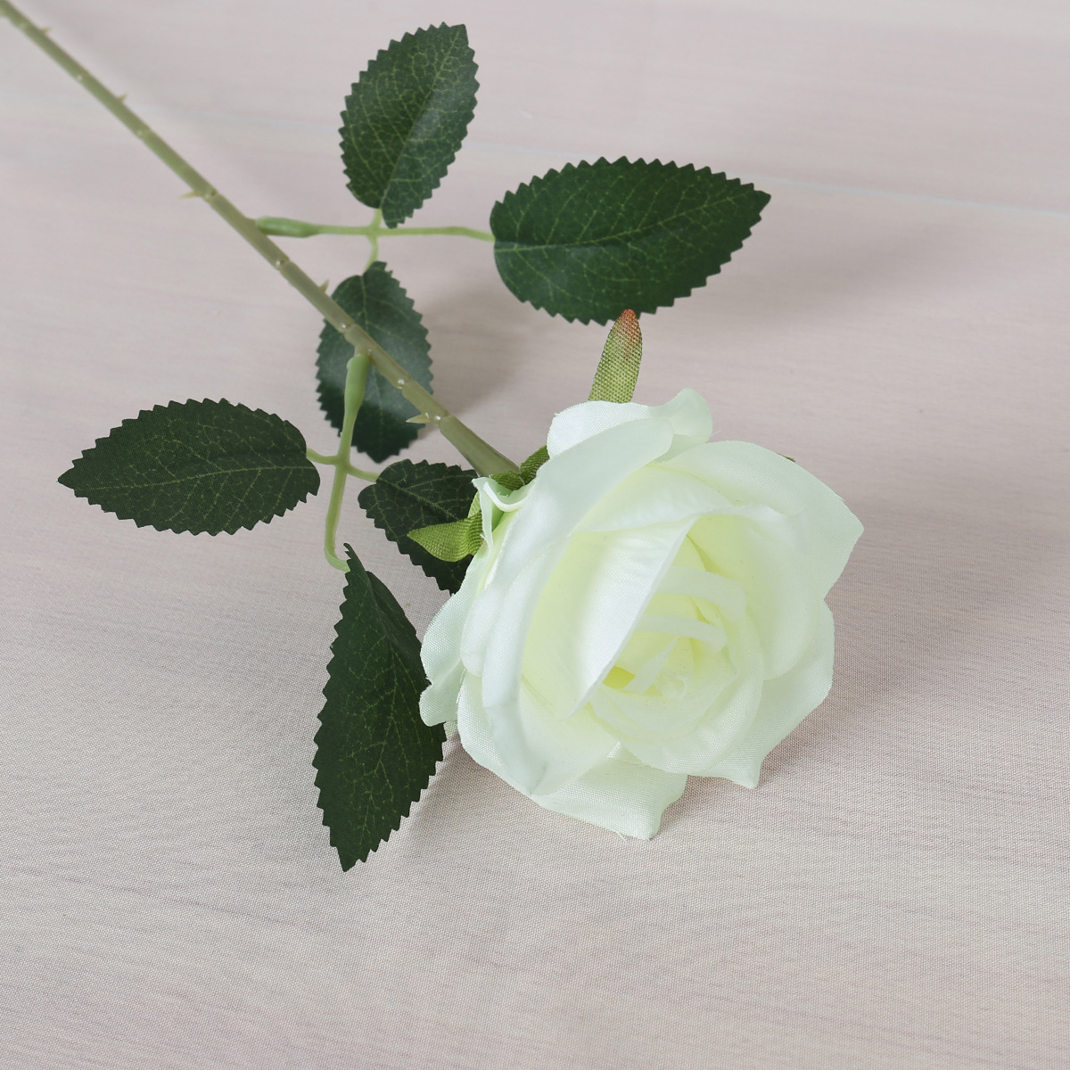 Una sola rosa blanca (tela de seda)