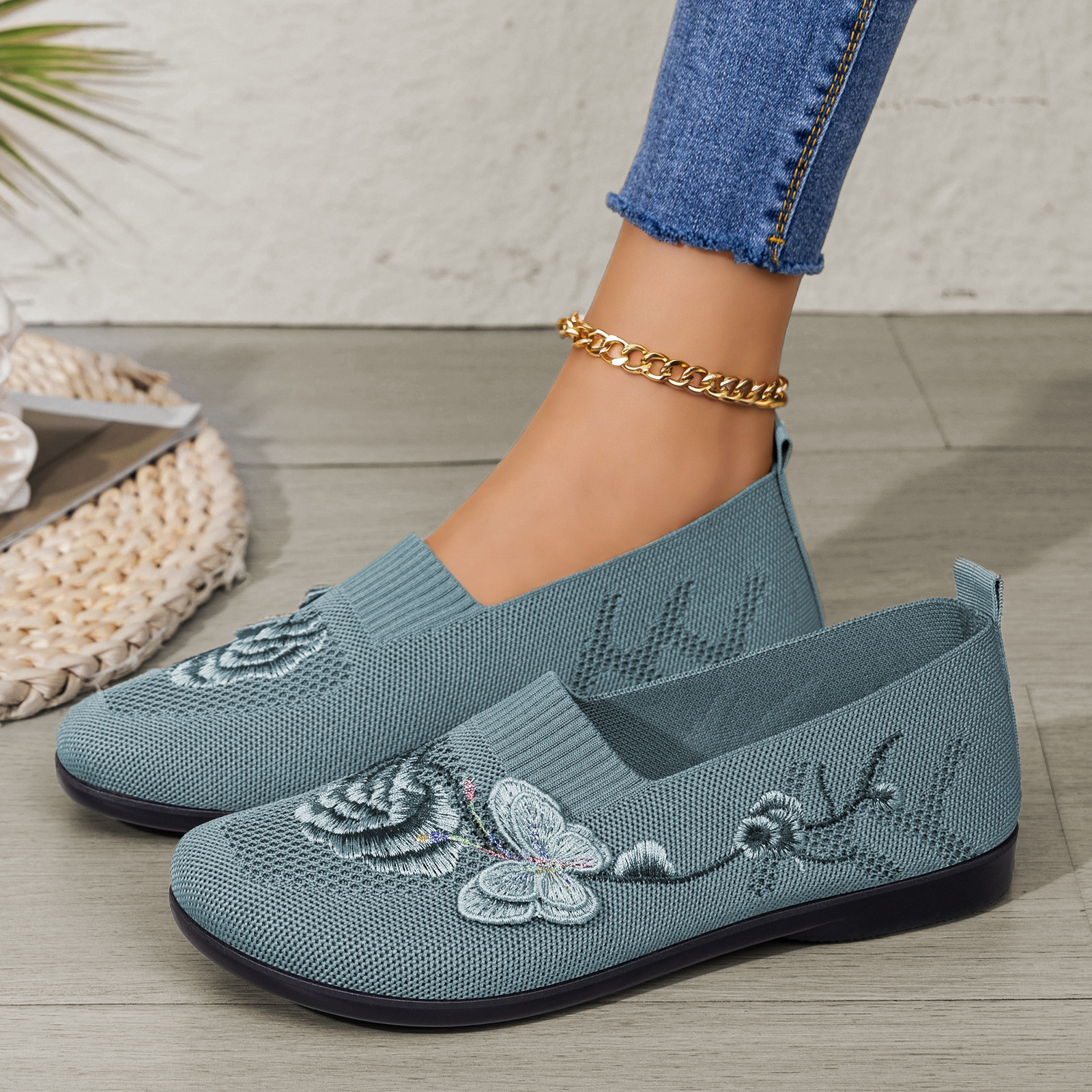 Viejos zapatos de tela de Beijing para mujeres de verano transpirables ligeros zapatos de tela plana con suela suave zapatos casuales únicos cómodos
