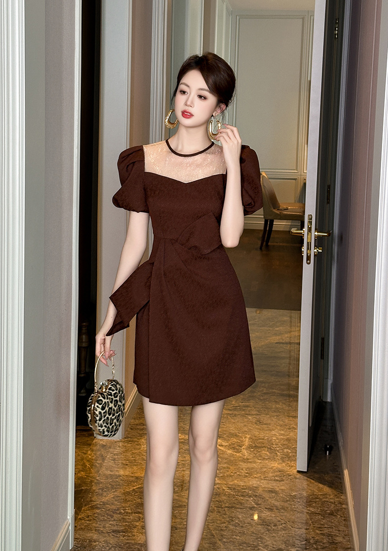 Đầm nữ kiểu Pháp cổ tròn tay phồng thắt nơ eo viền bèo — Màu Hạt Dẻ xào đường chi tiết 4