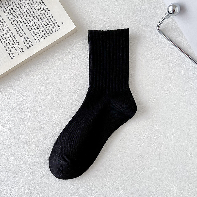 Otoño nuevos calcetines blancos de las mujeres deportes casual alto elástico color sólido media pantorrilla longitud calcetines de algodón negro Zhuji venta al por mayor