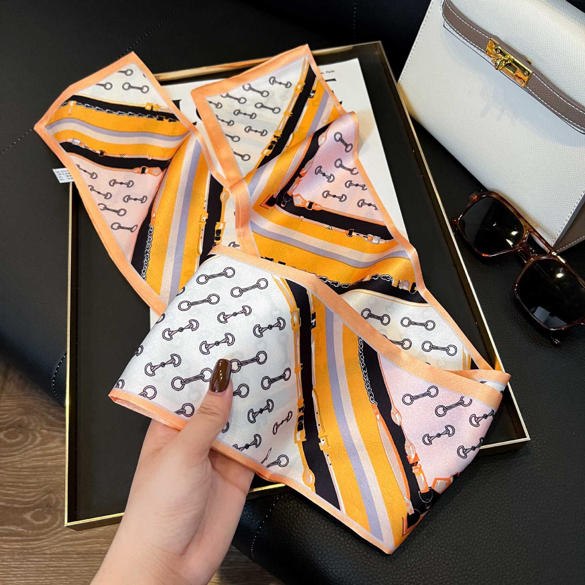 Nueva bufanda de seda pequeña banda larga estrecha para el cabello mujer estilo primavera y otoño moda madre bufanda estilo verano estilo fino serpentina bufanda al por mayor