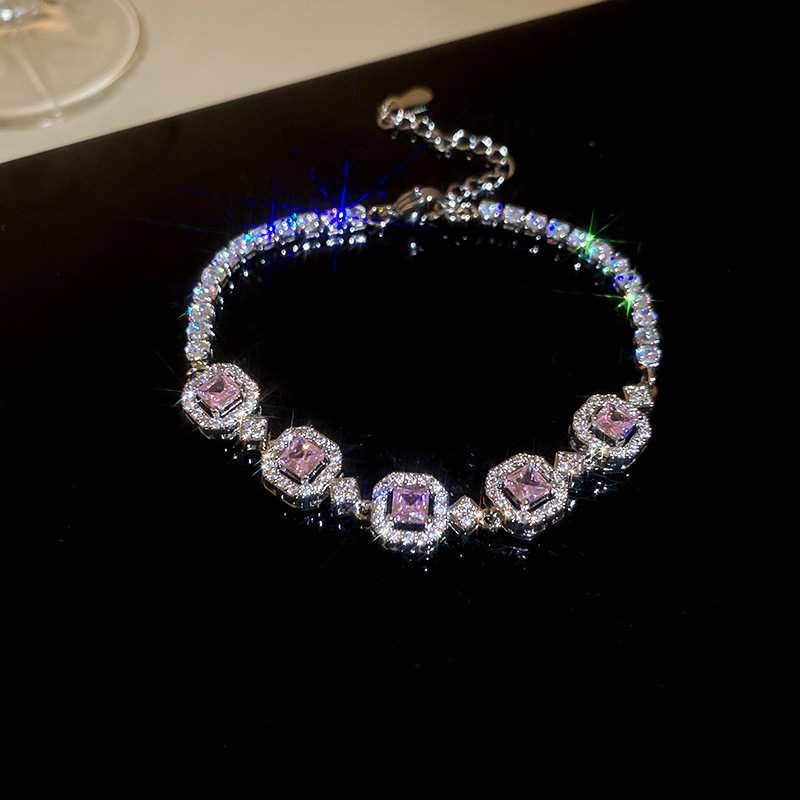 Pulsera geométrica de diamantes esmeralda de estilo palacio francés Pulsera de temperamento magnífico, exquisita luz y lujo, joyería de alta calidad para mujer