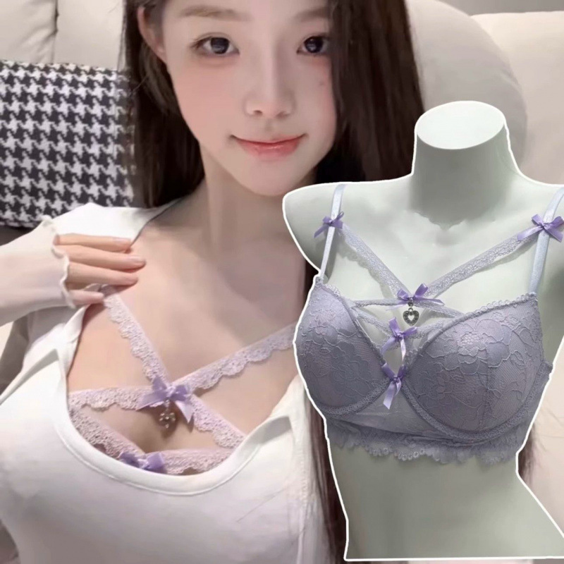 レースのセクシーなインナーカバーの外には、首をかける式のマシンランジェリーを着ています。|undefined