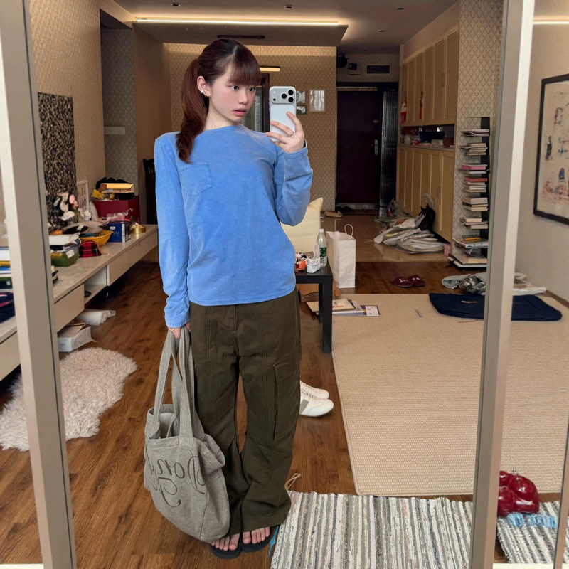 Blue washed distressed salt-washed pocket long-sleeve T-shirt for women, autumn 2026 new style, loose casual sporty top Blue washed distressed salt-washed pocket long-sleeve T-shirt for women, autumn 2026 new style, loose casual sporty top