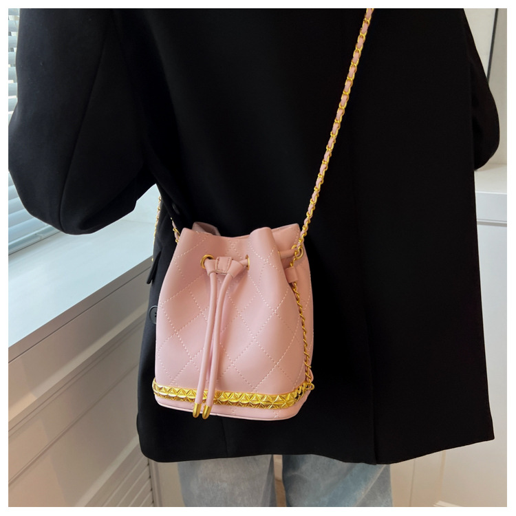 Mujeres Moda Estilo Clásico Color Sólido Superficie Suave Tipo De Cubo Cuerda Bolsa De Hombro Bolso Cubo Cuero Sintético Bolsos De Hombro display picture 8