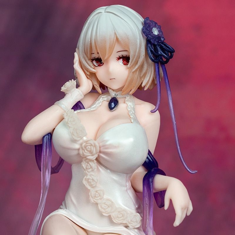 La ruta azul azul siríaca de la nave es pura rosa blanca. Modelo de decoración hecha a mano de vestido de mujer hermosa