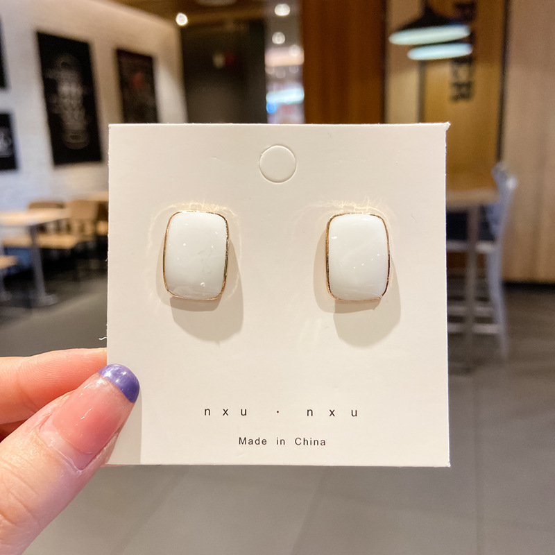 Luz de lujo de alto nivel nicho de diseño femenino sensación de aretes de bordilla temperamento perla asimetría joyería perla al por mayor