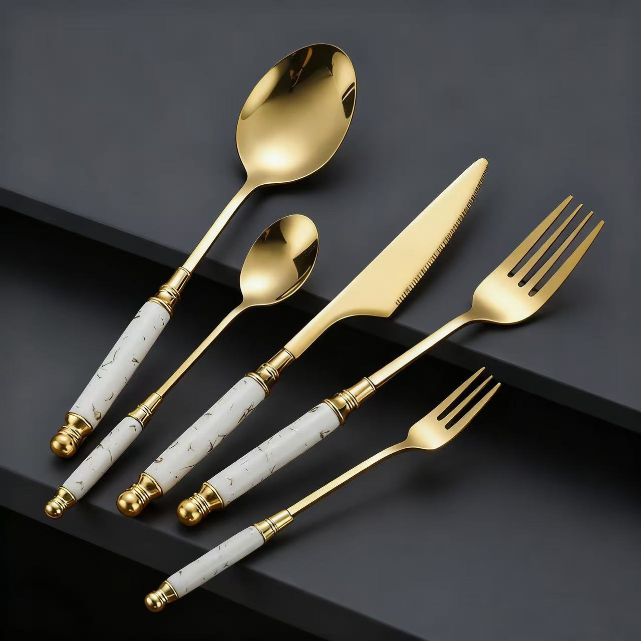 Rvs steakmes en bestekset met marmerpatroon_voghion.com