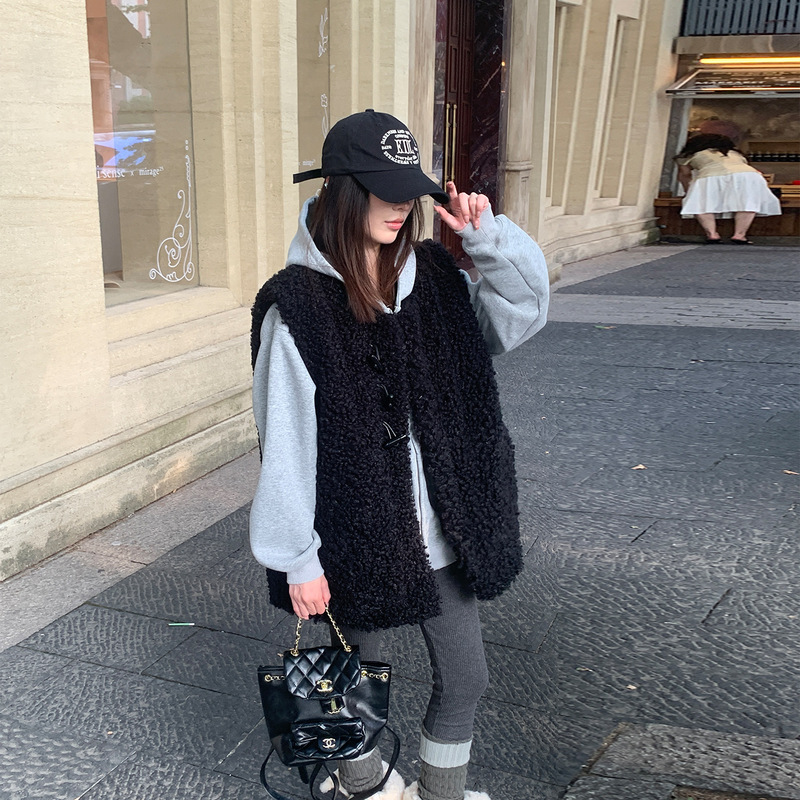 Lamb Wool Vest for Women, 2026 Autumn and Winter New Style, Thickened, Warm, Loose Fit, with Horn Buttons, Trendy Jacket