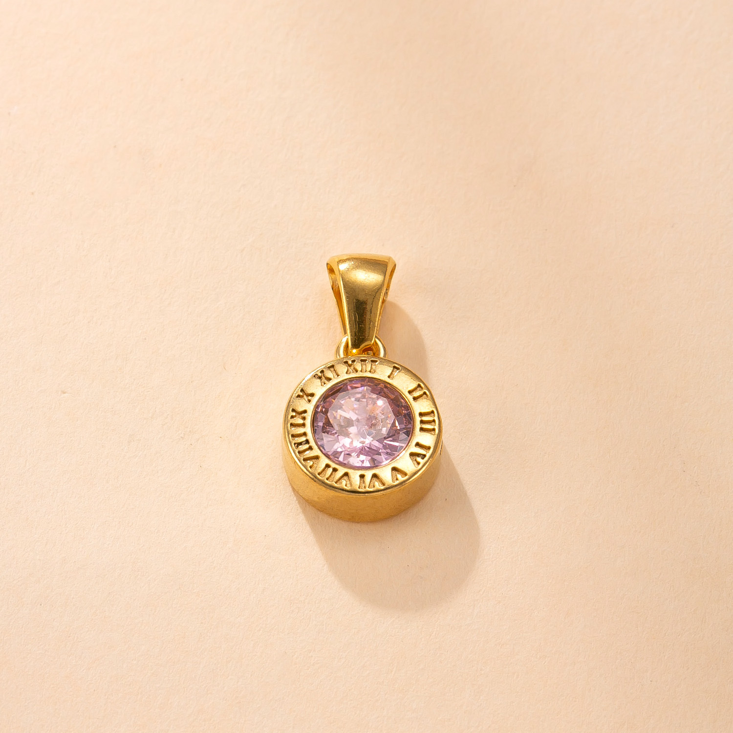 Colgante único Joyas de acero de titanio transfronterizas Collar redondo con incrustaciones de diamantes Romaji Accesorios de bricolaje de oro de 18 quilates de alta calidad para mujer