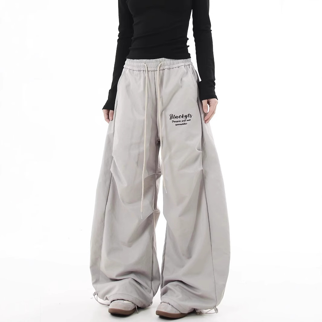 Monos plisados de la calle americana para hombres 2025 primavera nueva tendencia de moda suelta pantalones anchos de cintura alta de todo fósforo