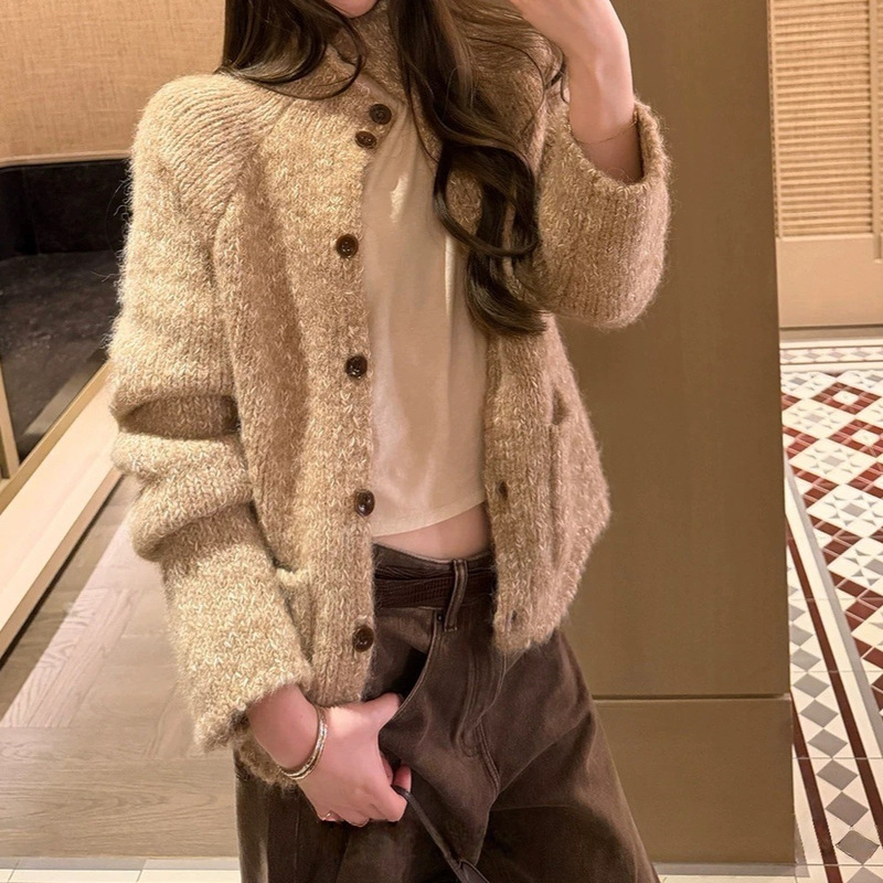 Loose and relaxed style, chunky knit cardigan sweater for women, autumn and winter, with a sophisticated look, stand-up collar, rolled hem, and floral yarn knit outerwear Loose and relaxed style, chunky knit cardigan sweater for women, autumn and winter, with a sophisticated look, stand-up collar, rolled hem, and floral yarn knit outerwear