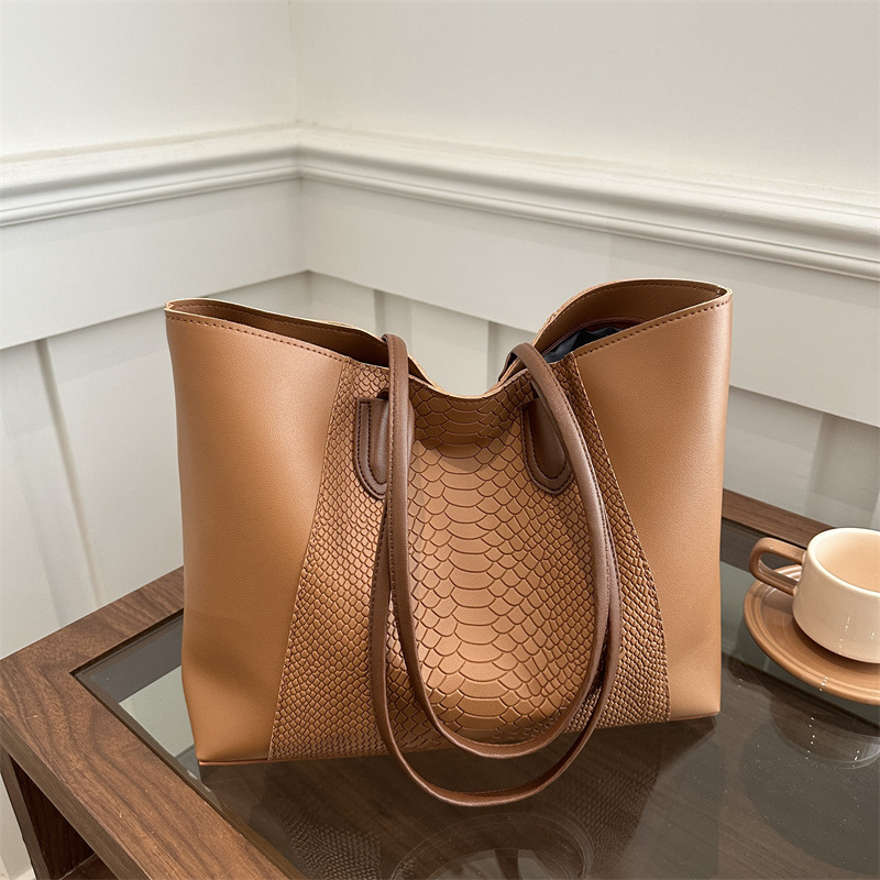 Bolso de viaje de temperamento simple para mujer 2025 Bolso de axilas de un solo hombro de gran capacidad de primavera Bolso de tote con estampado de cocodrilo