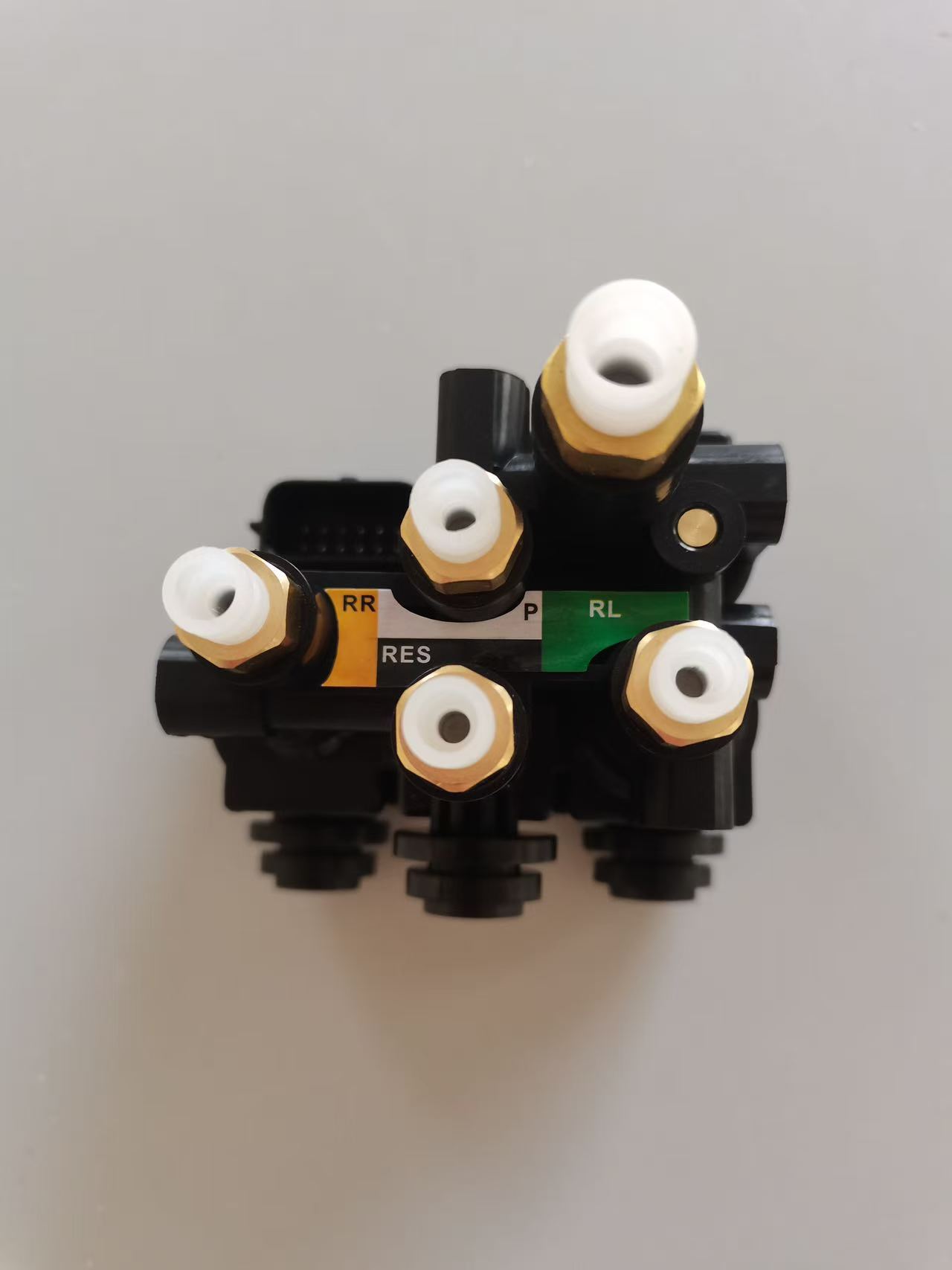 Air pump distribution valve LR070246 is suitable for Land Rover L405L494 rear LR113342 shock absorber valve manufacturer