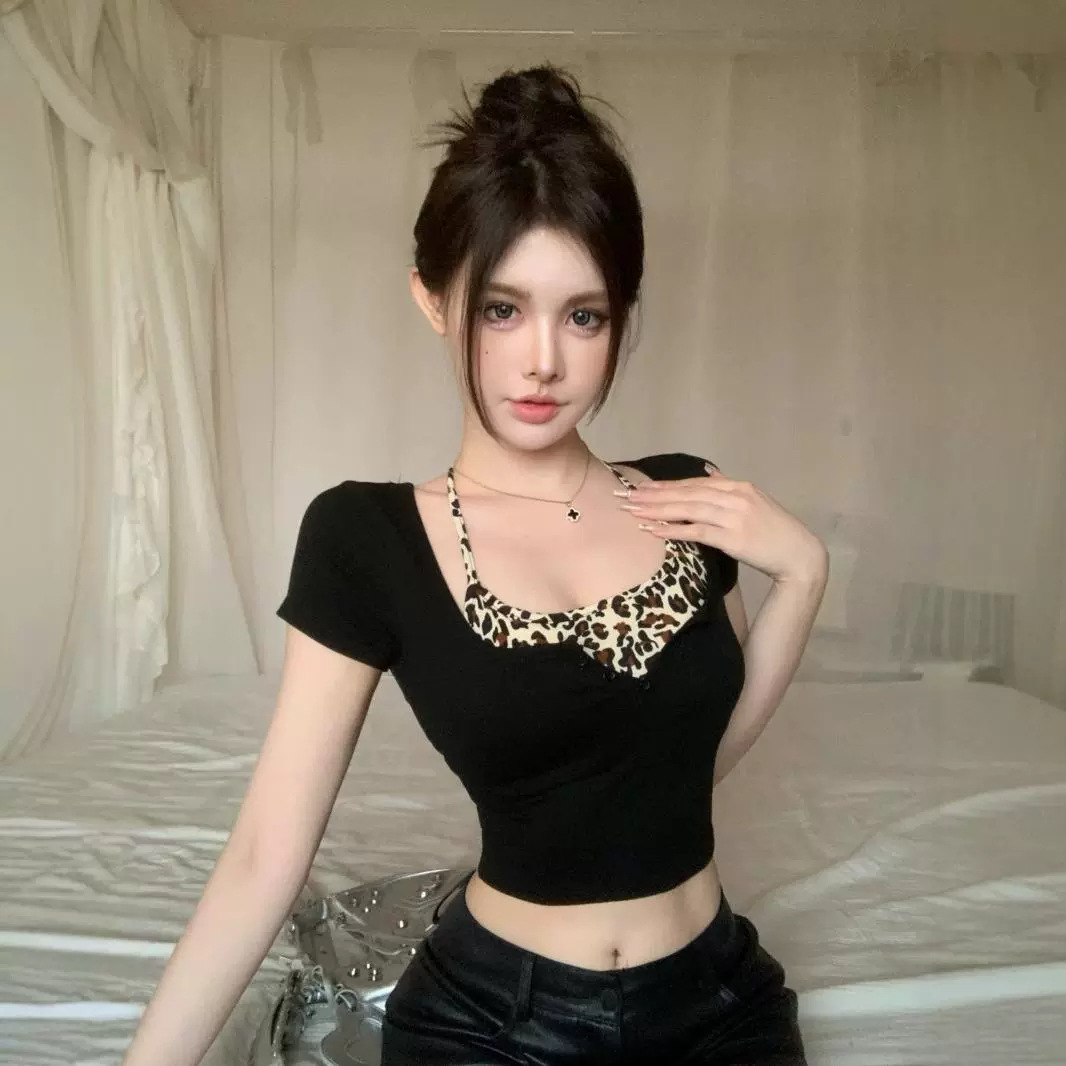 디자인 센스 페이크 2 피스 레오파드-프린트 넥 타이트 쇼트 티셔츠 여성용 섹시한 달콤한 쿨 스파이스 소녀 노출 여름 탑