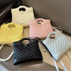 新しいレトロな小さな香りの女性のバッグ刺繍糸小さな菱形バッグポータブルショルダークロスボディバッグオイルワックスレザーの質感の脇の下バッグ