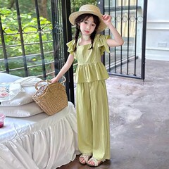 女の子の夏のスーツ2025の新しいサイズの子供の夏の服の飛袖の上着の垂れ下がった感の百合の広い足のズボンの2つのセット