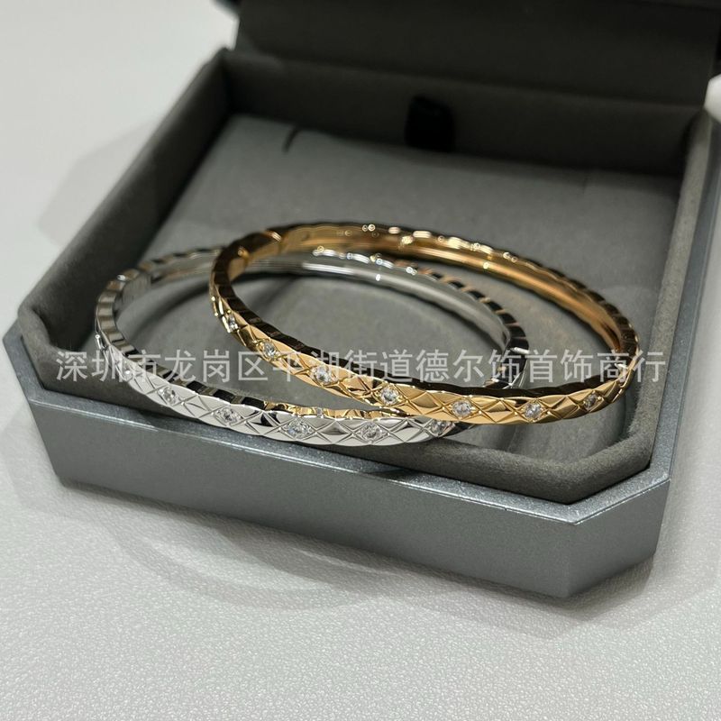 V gold-plated mi gold narrow version rhombus simple diamond bracelet CNC craft fashion exquisite high-end jewelry factory outlet V gold-plated mi gold narrow version rhombus simple diamond bracelet CNC craft fashion exquisite high-end jewelry factory outlet