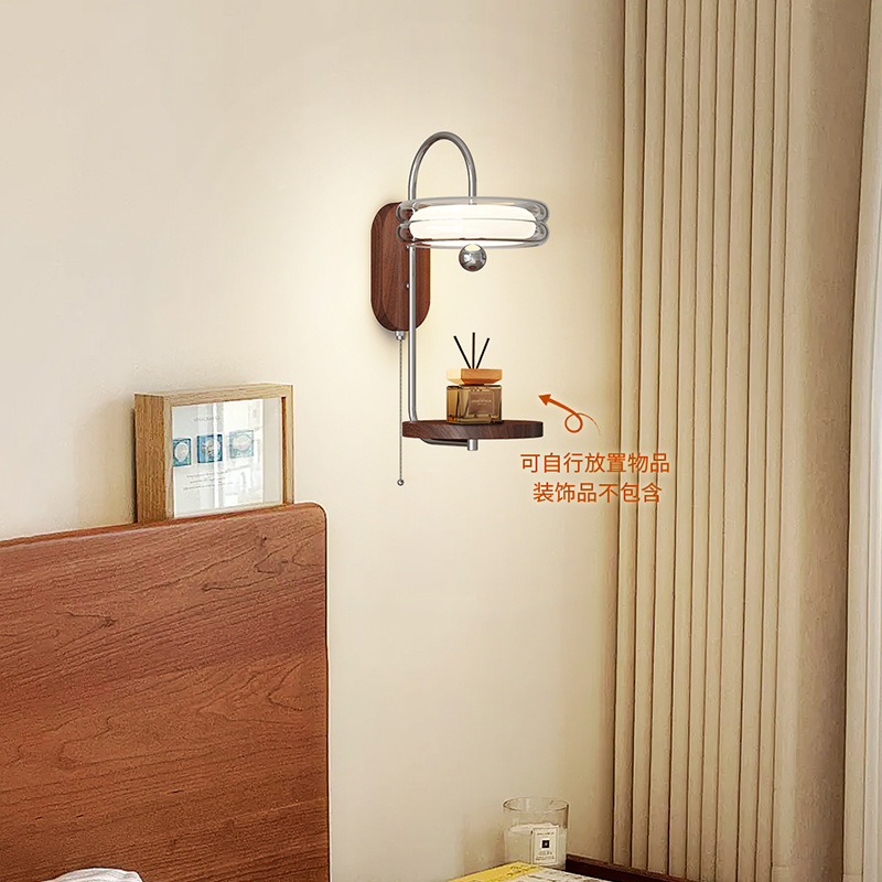 Lámpara de pared de estante de cabecera de viento de mediana antigüedad, sensación premium, Bauhaus, grano de madera de durazno, sala de estar retro, dormitorio, iluminación de pared de fondo