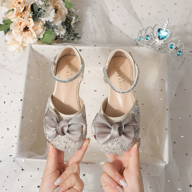 Новая модель Баотоу для девочек сандалии обувь принцессы 2025 летняя детская мягкая подошва кожаная обувь хрустальная обувь детская полая одиночная обувь