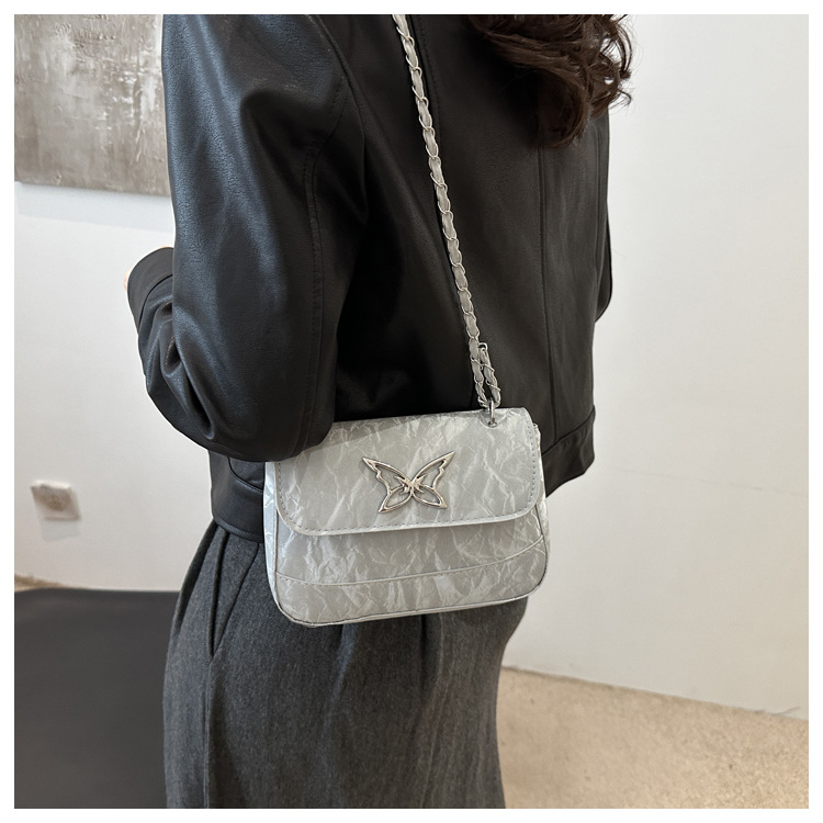This is a trendy, casual, fashionable and simple crossbody bag for women with a niche design in the autumn of 2024 undefined