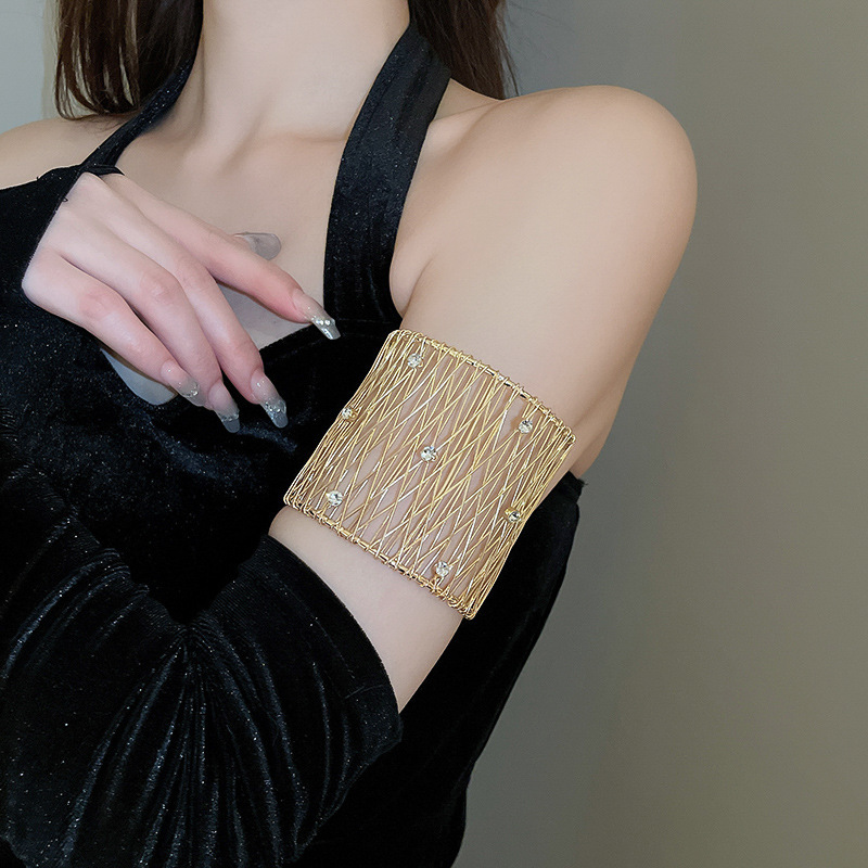 Pulsera plisada irregular de metal estilo europeo y americano fresco elegante pulsera personalidad de alto grado de lujo ligero pulsera al por mayor femenina