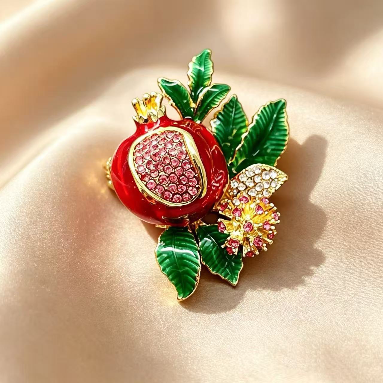 Enamel pomegranate brooch, high-end luxury lapel pin, waist-cinching buckle, clothing accessory, pin, jewelry for men and women