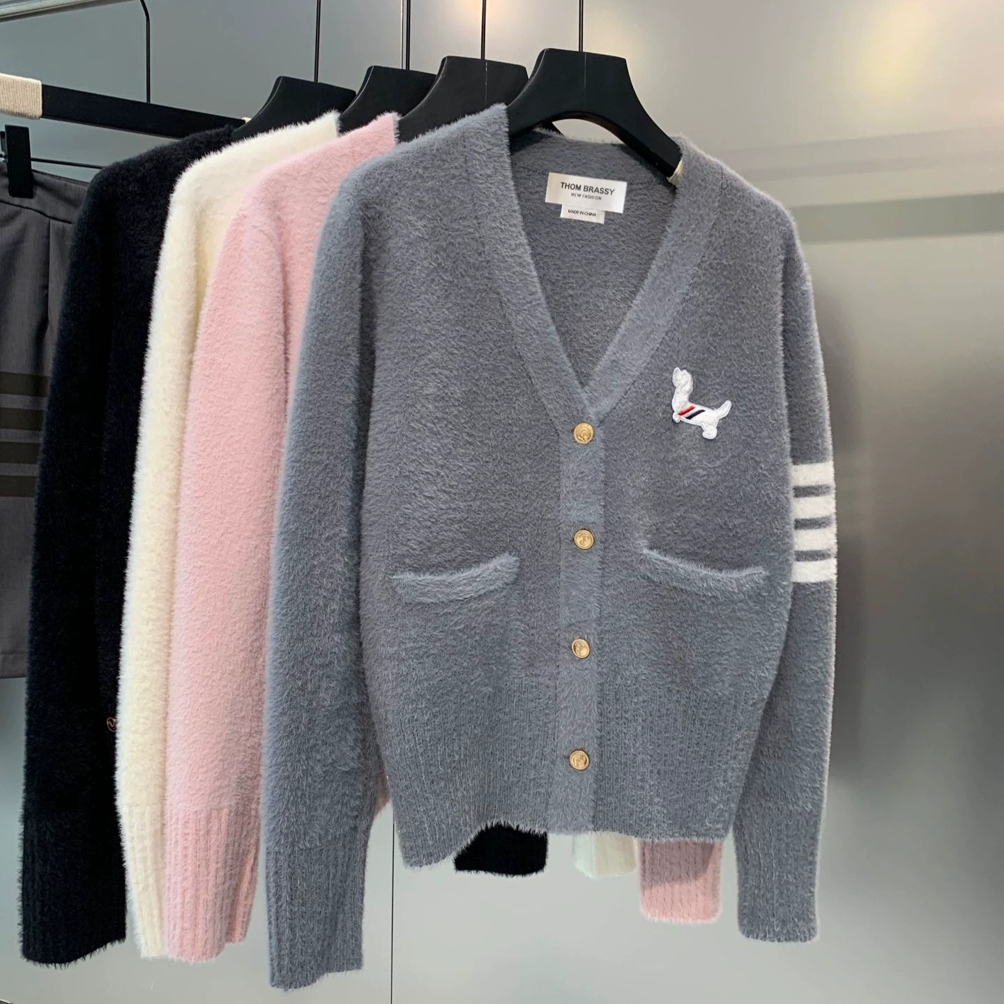 THOM BRASSY поддерживает шифрованную форму заказа. Куртка из искусственного меха с золотой пряжкой и добавлением флиса для утепления.