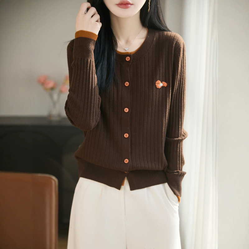 Finely spun wool, round-neck knitted cardigan, delicate and soft, skin-friendly, exquisite and versatile design, perfect for spring and autumn, exuding a sophisticated and elegant style Finely spun wool, round-neck knitted cardigan, delicate and soft, skin-friendly, exquisite and versatile design, perfect for spring and autumn, exuding a sophisticated and elegant style