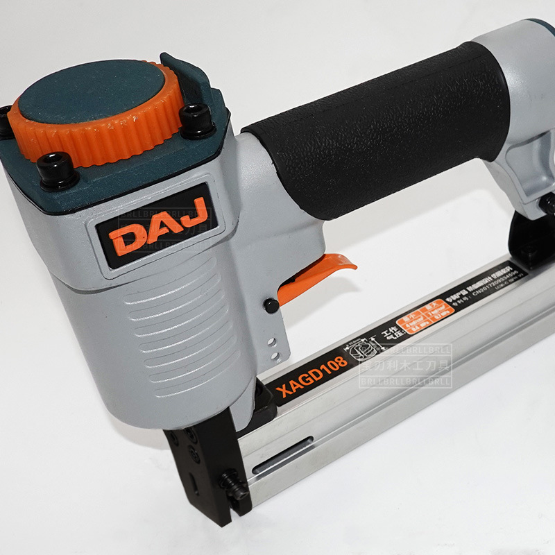 Pistola de clavos de aire con gránulos de goma Conector tres en uno Piezas incrustadas Muebles de panel Pistola de clavos de aire de expansión de plástico Pistola de tapón de goma