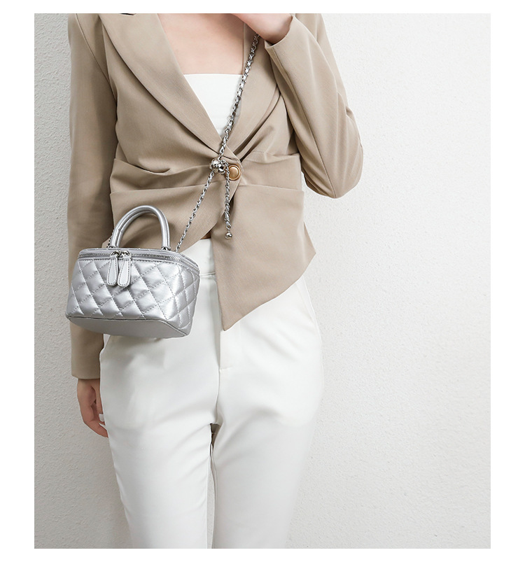 Xiaoxiangfeng Lingge Chain Small Square für Damen 2024 Neue vielseitige Mini-Umhängetasche mit goldenem Ball und Lippenstift_voghion.com