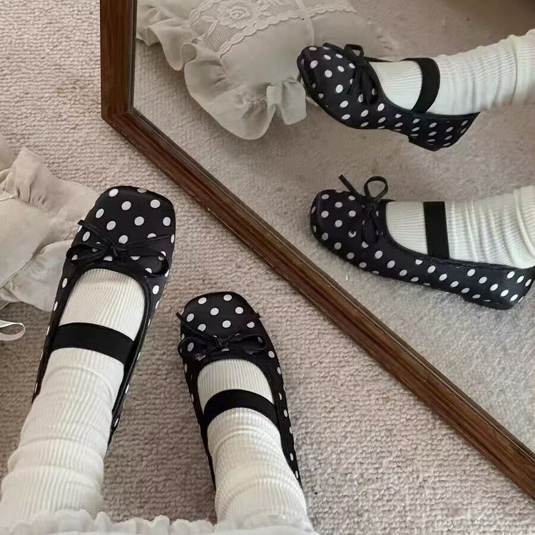 Zapatos franceses de punto de onda de primavera y verano de 2026 para mujeres nuevas zapatos de estilo plano de moda universal con un zapato simple