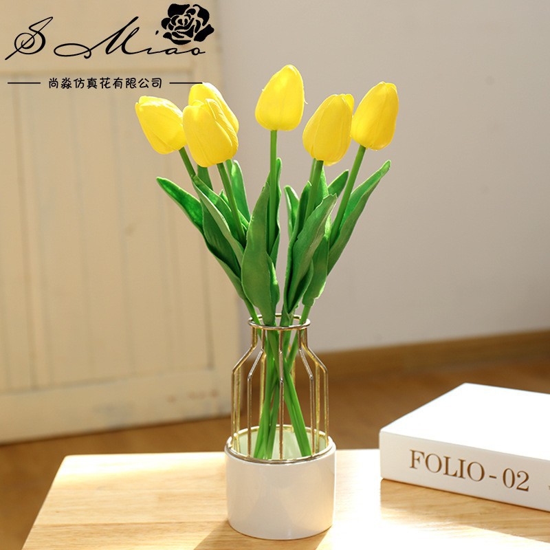 Fábrica de suministro directo planta Flor de seda artificial planta verde Venta caliente popular corto PU Tulipán decoración creativa flor sensación de la mano