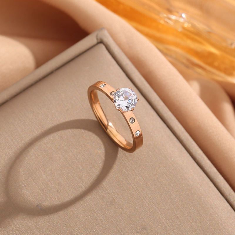 Anillo de acero de titanio transfronterizo brillante femenino japonés y coreano simple nicho ins sin decoloración pareja de diamantes anillo coreano