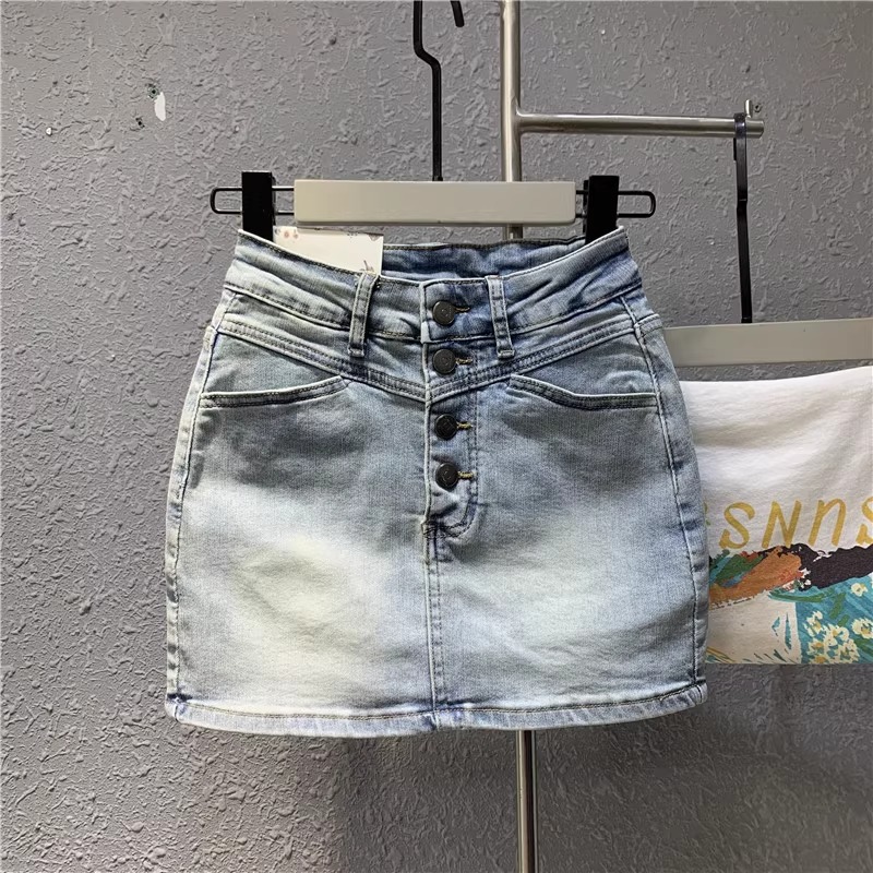 Botón delantero azul claro elástico denim corto apretado verano 2026 nuevo estilo sexy chica dulce y picante bolsas de viento
