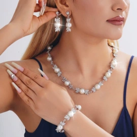 耳环;项链;首饰套装