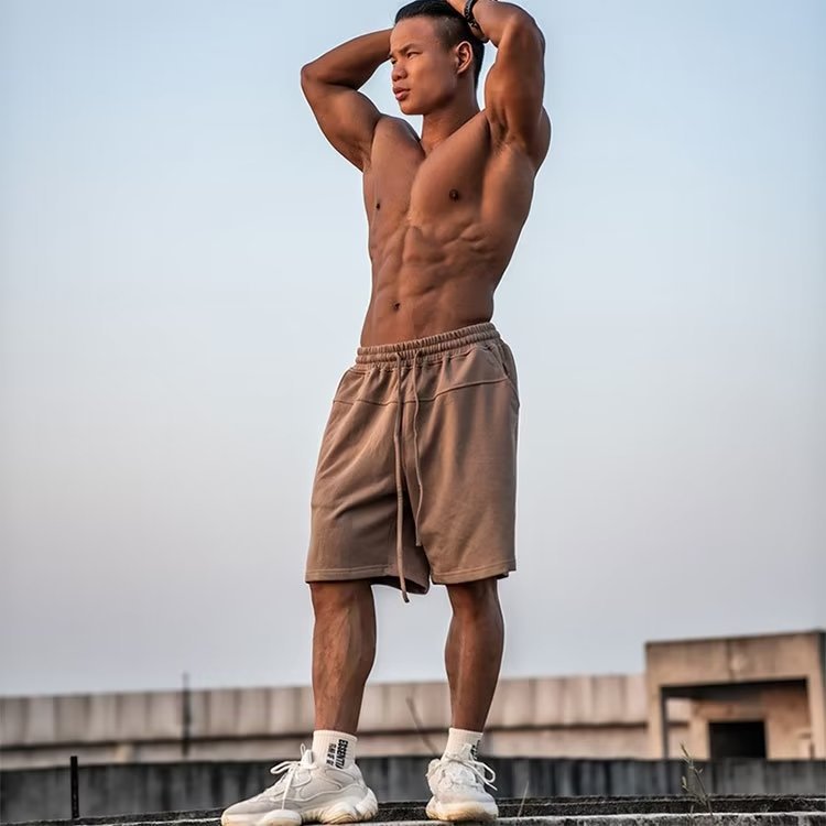 Pantalones cortos casuales de verano sueltos de moda para hombres, pantalones deportivos de cinco puntos verticales rectos de color sólido de color de contraste simple