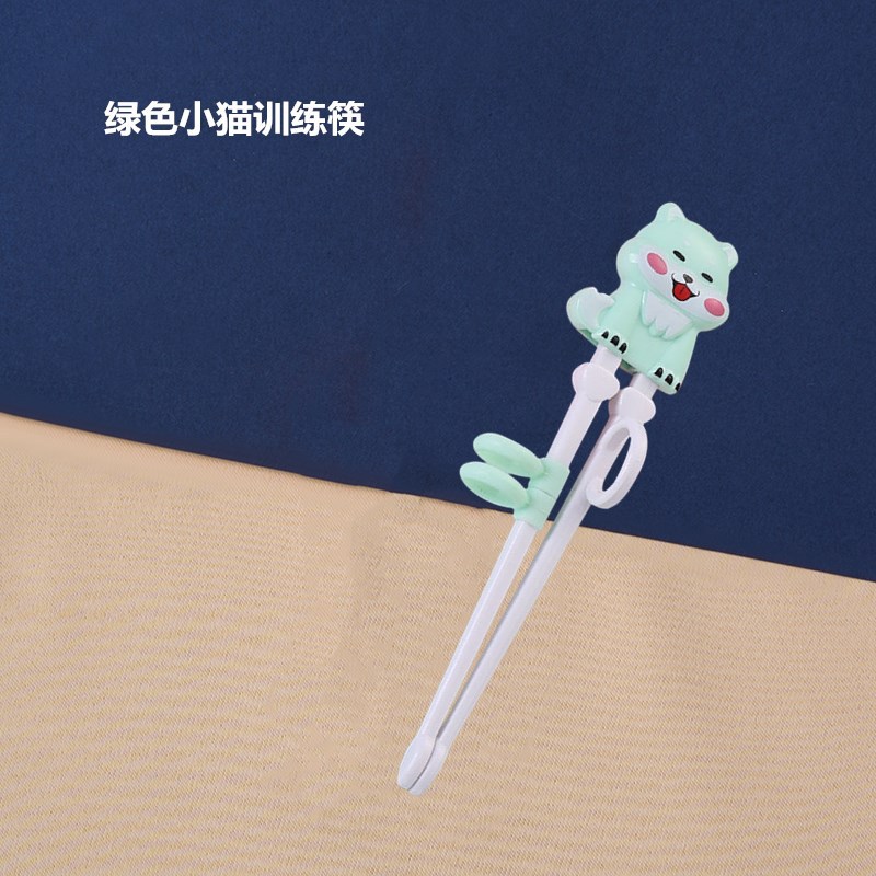 녹색 새끼 고양이 훈련 젓가락